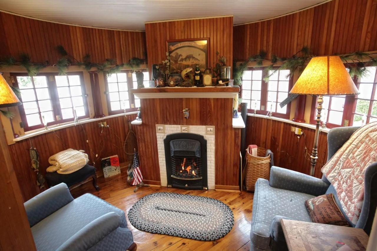 The Queen, A Victorian Bed & Breakfast