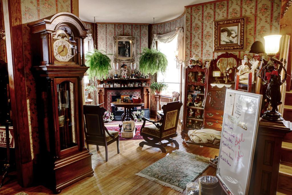 The Queen, A Victorian Bed & Breakfast Bed & Breakfast