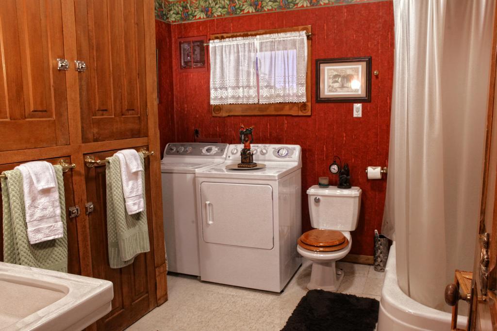 The Queen, A Victorian Bed & Breakfast Bed & Breakfast