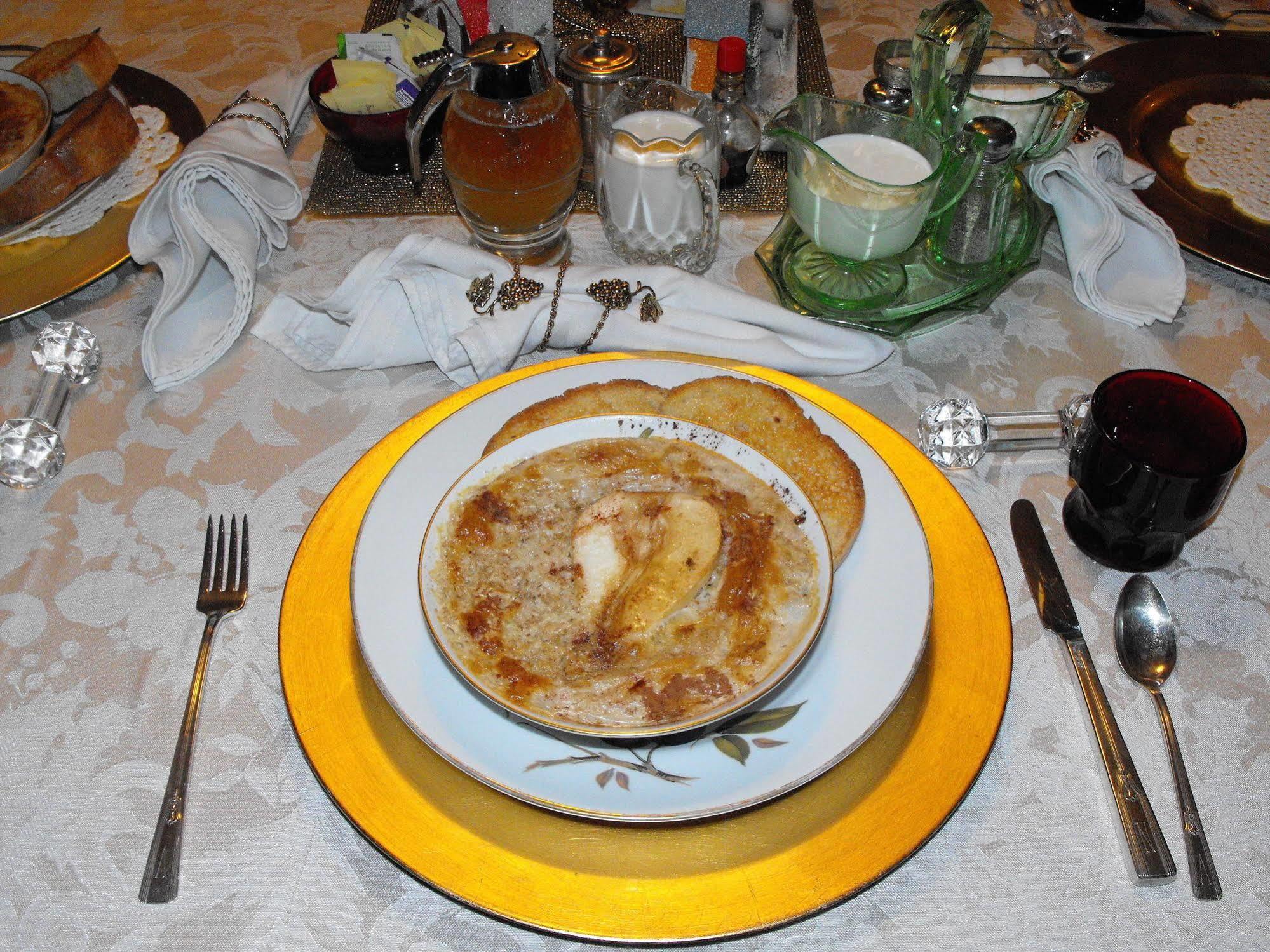The Queen, A Victorian Bed & Breakfast Bellefonte