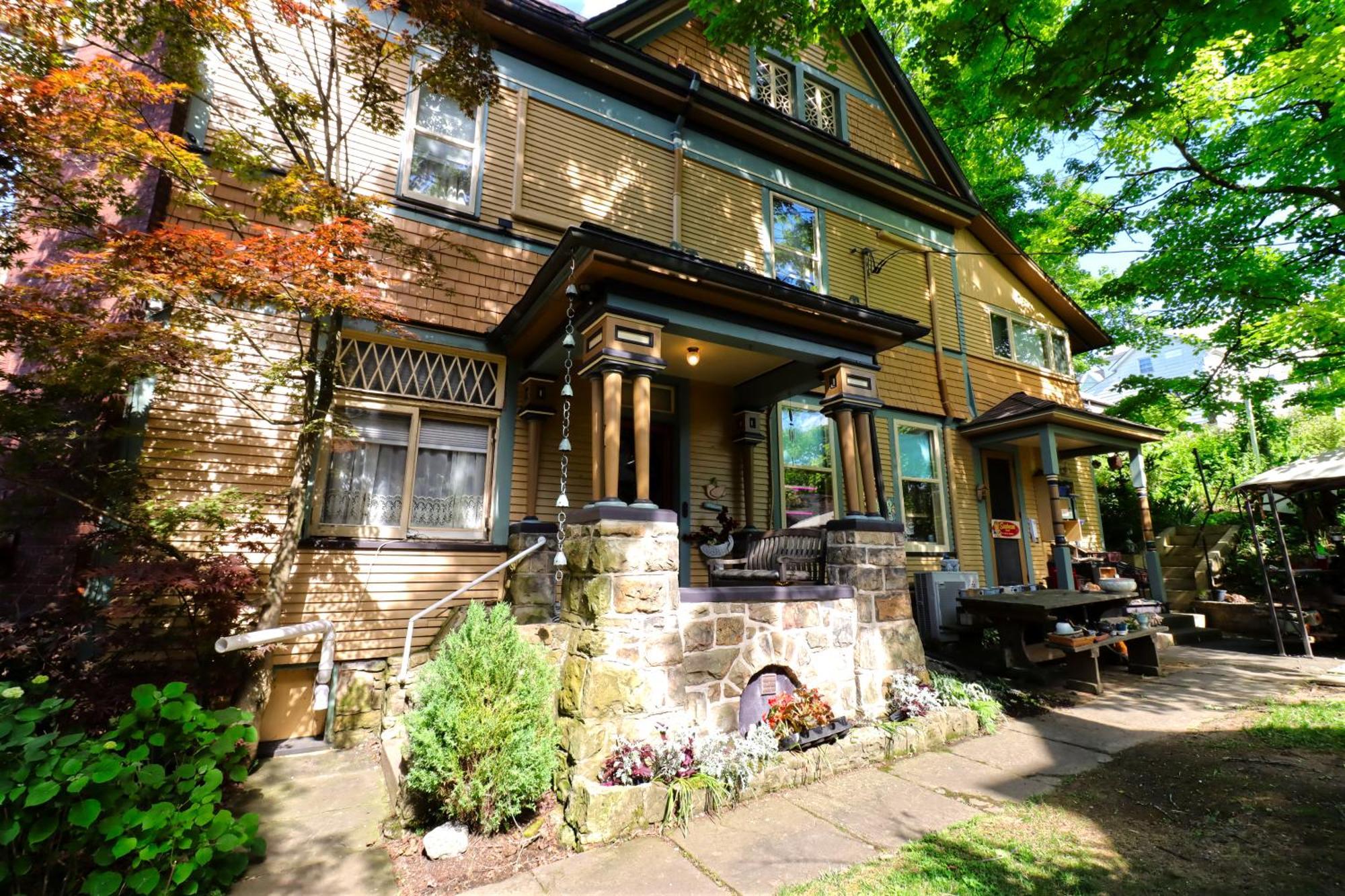 The Queen, A Victorian Bed and breakfast