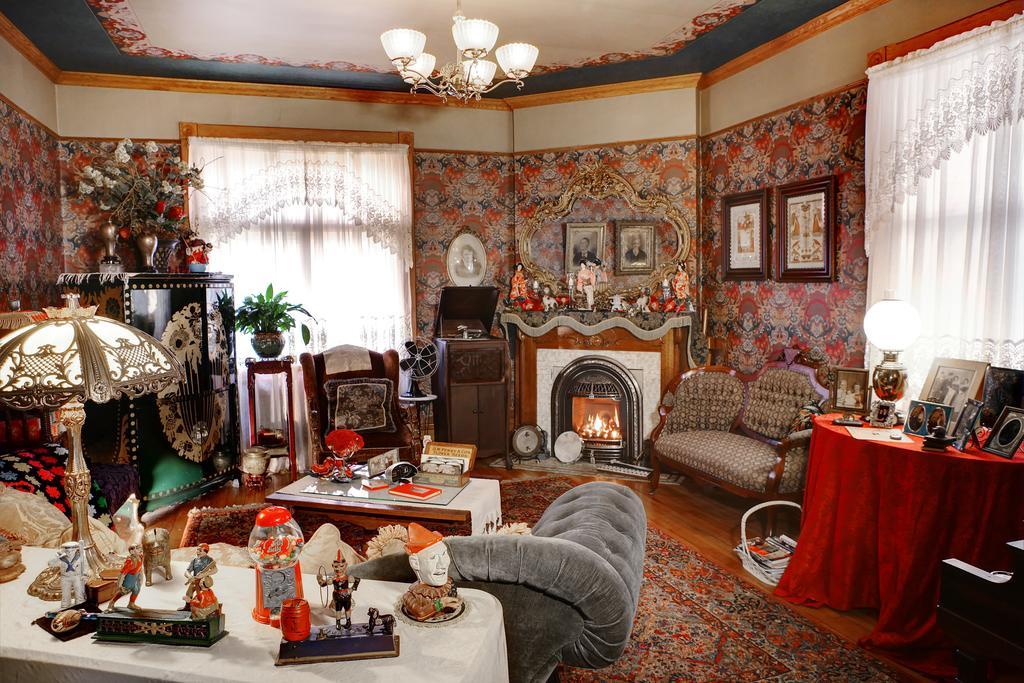 The Queen, A Victorian 3*
