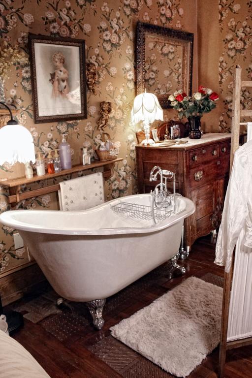 The Queen, A Victorian Bed and breakfast