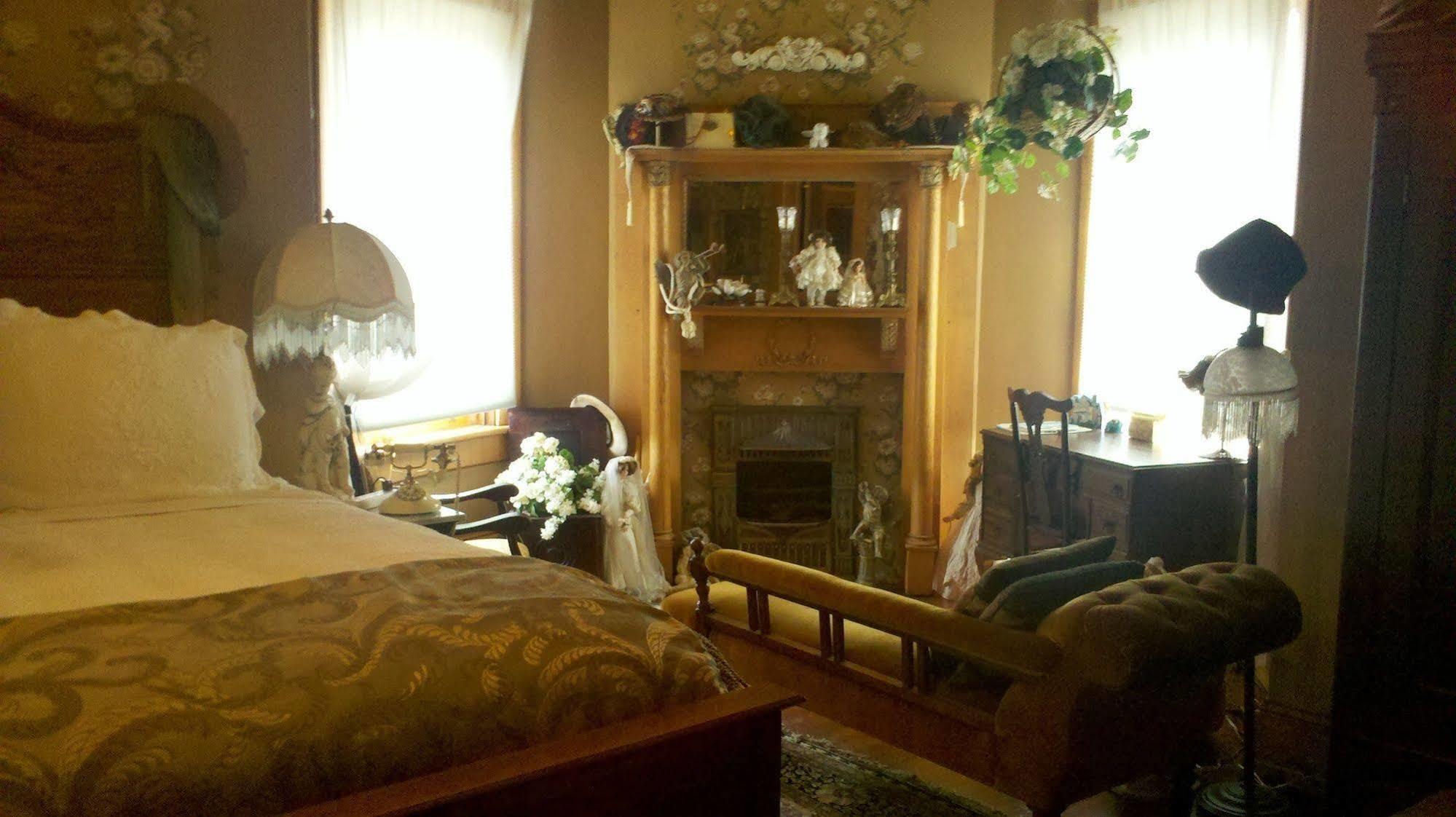 The Queen, A Victorian Bed and breakfast 3*