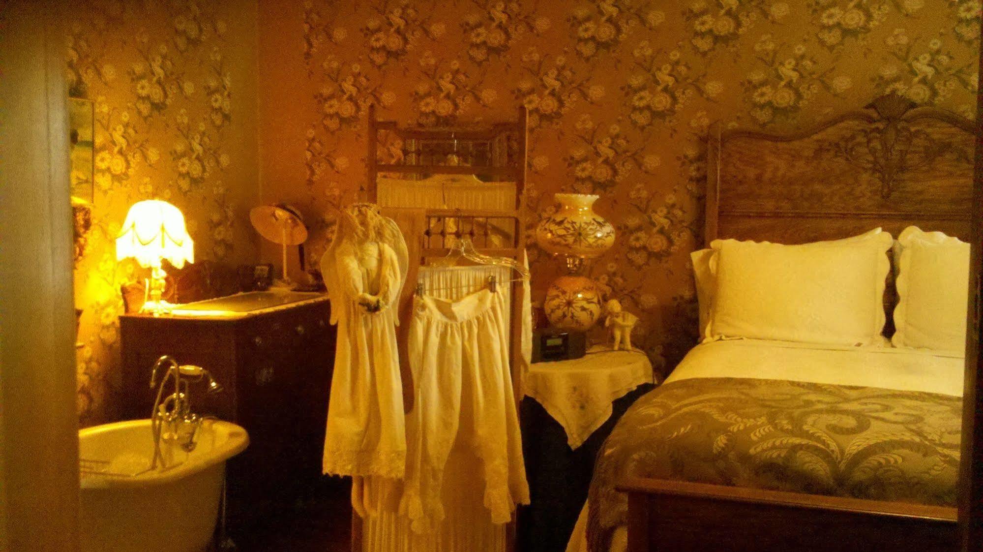 The Queen, A Victorian 3*